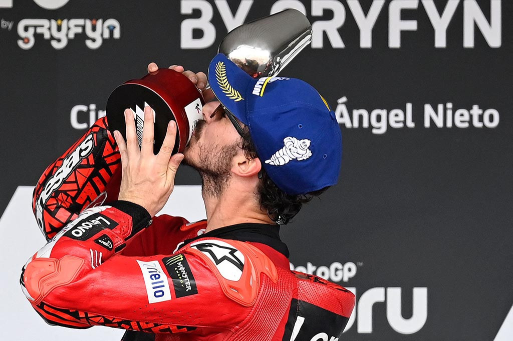 Di sisi lain, kemenangan Pecco di MotoGP Spanyol membuatnya kembali memuncaki klasemen sementara kejuaraan dengan total 87 poin. Di bawahnya ada Marco Bezzecchi (Mooney VR46) dan Binder dengan koleksi masing-masing 65 dan 62 poin.