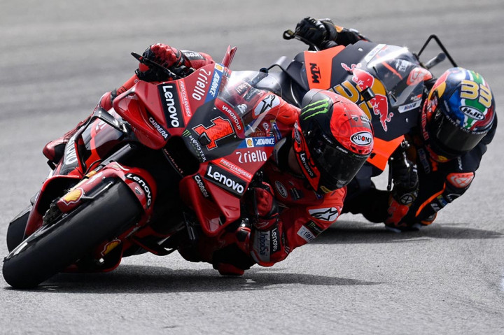 Pebalap Ducati Lenovo Francesco Bagnaia akhirnya kembali berdiri di podium tertinggi setelah pertarungan sengit melawan Brad Binder (Red Bull KTM) di lap-lap final MotoGP Spanyol, Minggu, 30 April 2023.