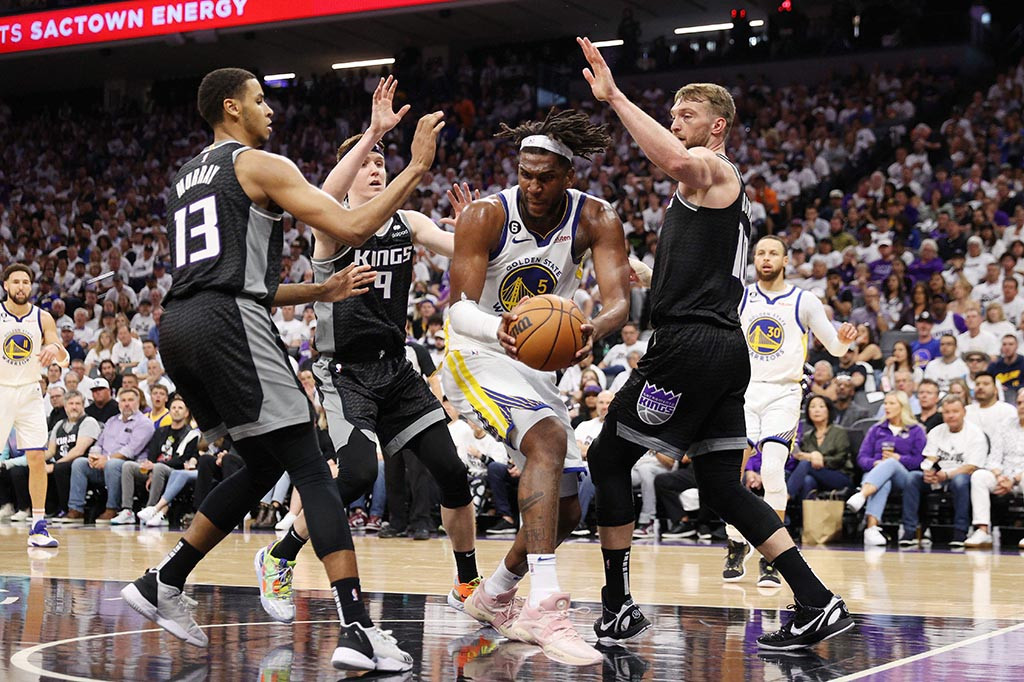 Kemenangan di putaran pertama playoff ini didapat dengan susah payah oleh Warriors di mana sang juara bertahan sempat tertinggal 0-2 oleh Sacramento Kings yang sedang buas.