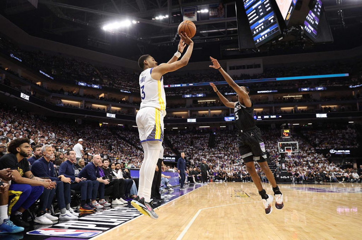 Stephen Curry mencetak rekor dengan membuat 50 poin saat Golden State Warriors mengalahkan Sacramento Kings dengan skor 120-100 dalam laga ketujuh putaran pertama playoff NBA Wilayah Barat yang digelar di Golden 1 Center Arena Sacramento, Senin, 1 Mei 2023 WIB.