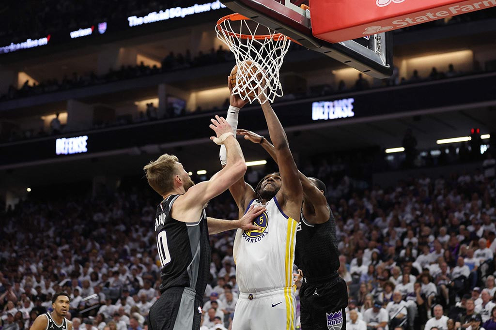 Selain Curry, Andrew Wiggins menambahkan 17 poin untuk Warriors. Disusul oleh Klay Thompson yang tidak mengeluarkan performa terbaiknya 16 poin, dan dwiganda dari Kevon Looney dengan 11 poin dan 21 rebound.