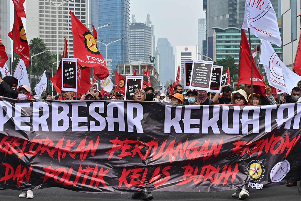 Massa yang menggelar aksi untuk memperingati Hari Buruh Internasional atau 'May Day' itu mulai berkumpul di Jalan Merdeka Selatan, Jakarta Pusat, pukul 09.30 WIB. Massa mulai bergeser ke kawasan Patung Kuda pukul 10.10 WIB. Mereka mengenakan pakaian oranye bertuliskan 'Partai Buruh' sambil mengibarkan bendera organisasi buruh masing-masing.