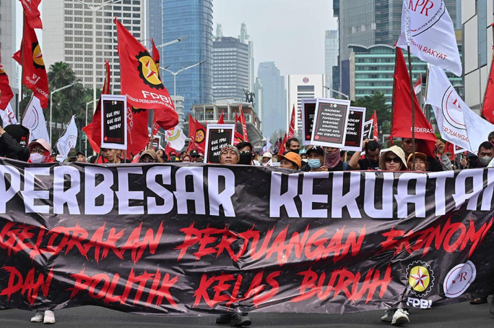 Massa yang menggelar aksi untuk memperingati Hari Buruh Internasional atau 'May Day' itu mulai berkumpul di Jalan Merdeka Selatan, Jakarta Pusat, pukul 09.30 WIB. Massa mulai bergeser ke kawasan Patung Kuda pukul 10.10 WIB. Mereka mengenakan pakaian oranye bertuliskan 'Partai Buruh' sambil mengibarkan bendera organisasi buruh masing-masing.
