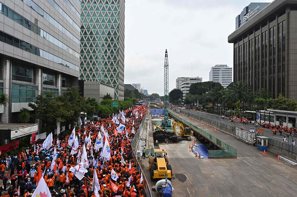 Massa yang tergabung dalam Partai Buruh dan organisasi serikat buruh mulai bergerak dari depan Balai Kota DKI Jakarta di Jalan Medan Merdeka Selatan menuju bundaran Patung Arjuna Wiwaha atau Patung Kuda, Jakarta Pusat, Senin, 1 Mei 2023.
