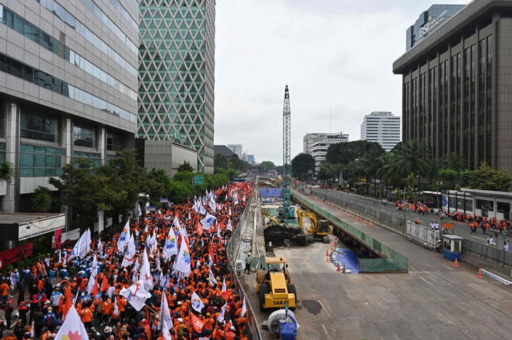 Massa yang tergabung dalam Partai Buruh dan organisasi serikat buruh mulai bergerak dari depan Balai Kota DKI Jakarta di Jalan Medan Merdeka Selatan menuju bundaran Patung Arjuna Wiwaha atau Patung Kuda, Jakarta Pusat, Senin, 1 Mei 2023.