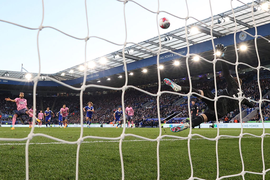 Calvert-Lewin yang maju sebagai algojo sukses melaksanakan tugasnya setelah tendangannya tak mampu dijangkau oleh Daniel Iversen sehingga skor berubah menjadi 1-0 untuk keunggulan Everton pada menit ke-15.