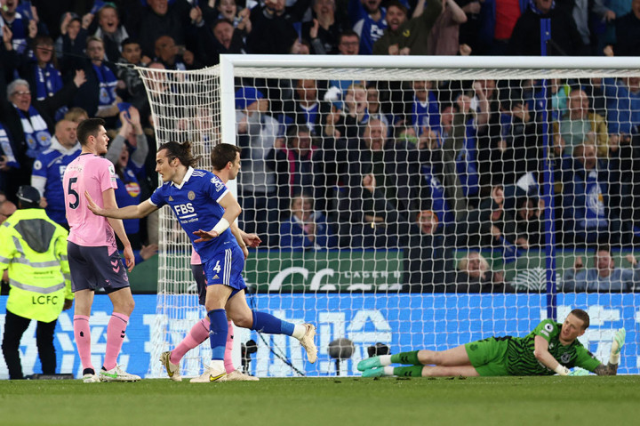 Berselang tujuh menit, Leicester City berhasil menyamakan kedudukan ketika umpan sundulan Wout Faes di kotak penalti Everton dapat disambut tendangan Caglar Soyuncu yang membobol gawang Jordan Pickford sehingga skor berubah menjadi 1-1.