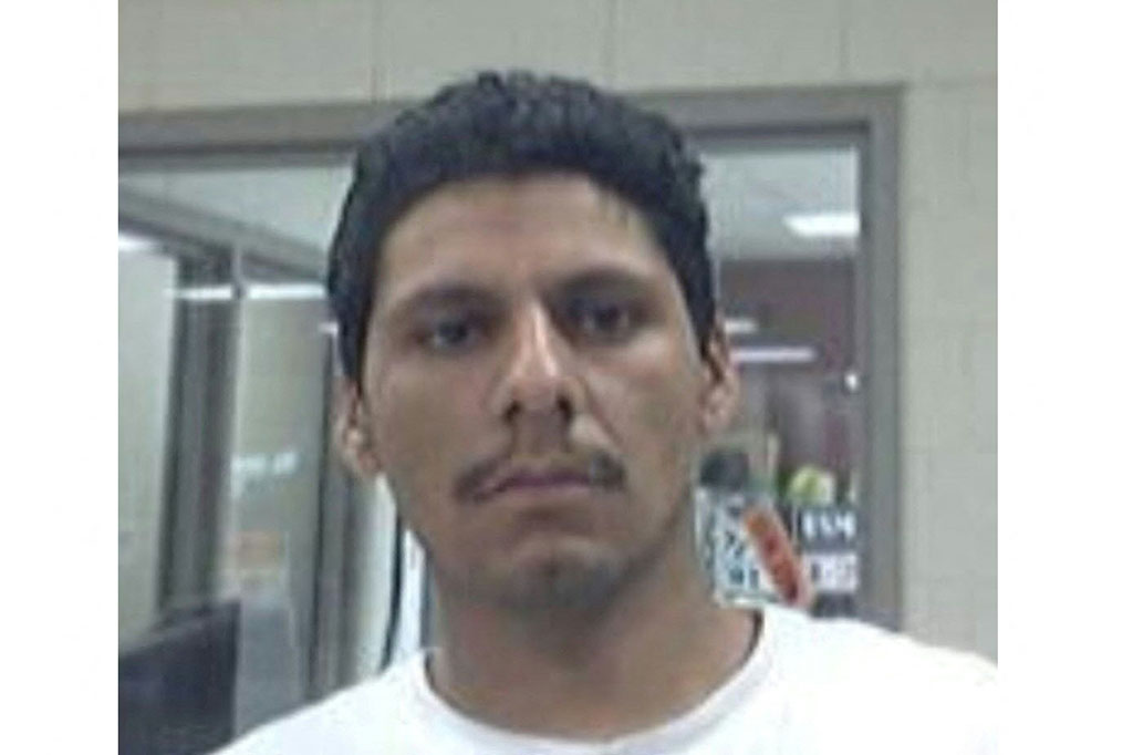 Gambar selebaran yang diperoleh dari FBI menunjukkan Francisco Oropesa, yang diyakini telah menembak mati lima tetangga di Cleveland, Texas, Jumat, 28 April 2023.