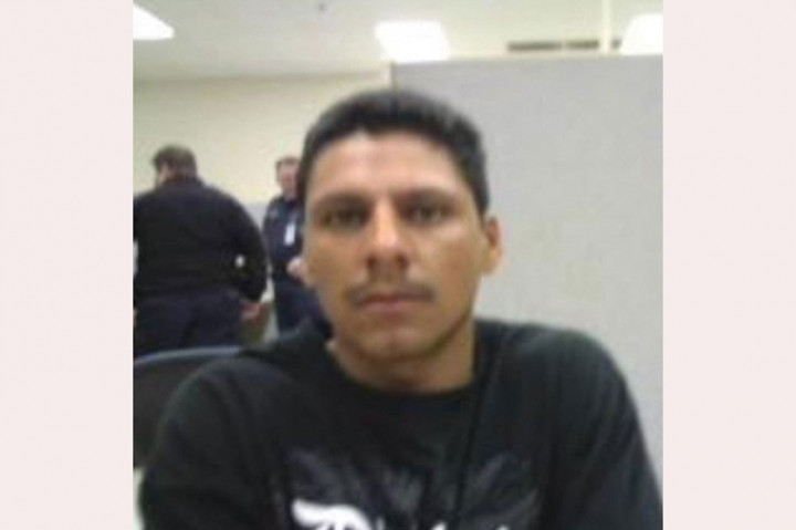 FBI di Houston mengatakan lebih dari 250 petugas penegak hukum dari selusin lembaga secara aktif mencari pria itu, Francisco Oropesa, seorang warga negara Meksiko berusia 38 tahun.