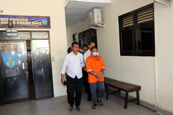 Direktorat Kepolisian Perairan dan Udara (Ditpolairud) Kepolisian Daerah Bali menangkap dan menahan seorang pengepul satwa terlindungi berupa penyu hijau (Chelonia mydas) sebanyak 21 ekor yang masih dalam keadaan hidup kiriman dari Madura, Jawa Timur.