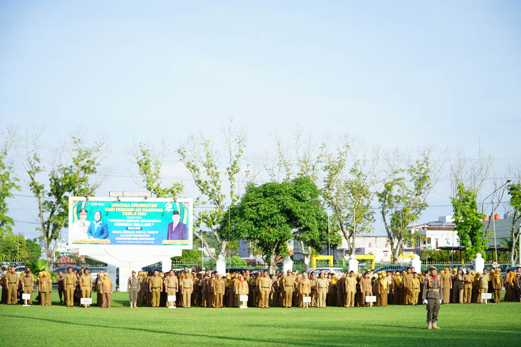 Penjabat Bupati Muba, Apriyadi mengatakan urusan dunia pendidikan merupakan tanggung jawab bersama. Tidak hanya tanggung jawab pihak Dinas Pendidikan saja maupun para tenaga pendidik atau guru, namun semua pihak terutama orang tua bertanggung jawab akan pendidikan anak-anak.