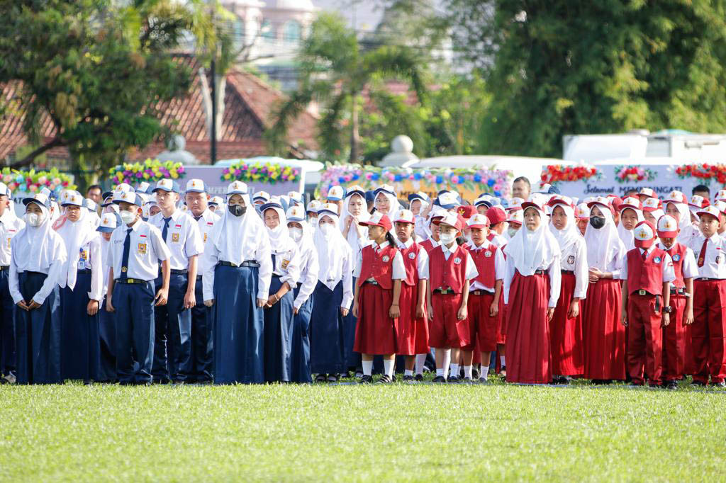 Ribuan pelajar dari berbagai jenjang pendidikan, mulai TK/Paud, Sekolah Dasar, Sekolah Menengah Pertama hingga Sekolah Menengah Atas mengikuti upacara peringatan Hari Pendidikan Nasional (Hardiknas) di halaman Pendopoan Griya Bumi Serasan Sekate, Musi Banyuasin, Selasa, 2 Mei 2023. Dalam peringatan Hardiknas tahun ini, Pemerintah Kabupaten Musi Banyuasin terus berharap agar menggaungkan dan menerapkan merdeka belajar.