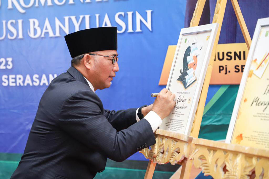 Ia berpesan kepada guru-guru tenaga pendidik untuk terus meningkatkan kualifikasi dan menjadi guru yang berkualitas. Arus globalisasi saat ini sangat cepat, maka saya berpesan agar para guru dapat mendidik anak-anak
dengan teknologi, karena kemajuan teknologi sekarang sudah menjadi kebutuhan utama kita,