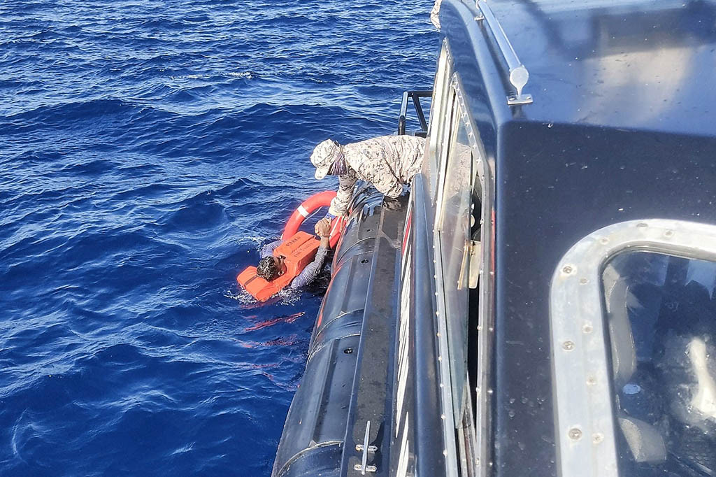 Tim penyelamat Malaysia pada Selasa, 2 Mei 2023 mencari tiga anggota awak yang hilang dari sebuah kapal tanker minyak yang terbakar di lepas pantai selatan negara itu.