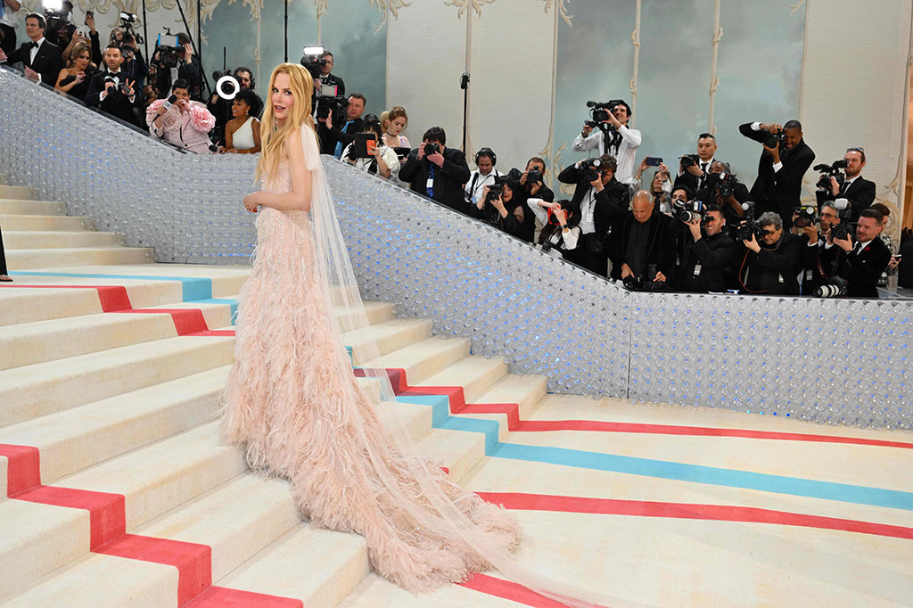 Pemenang Oscar Nicole Kidman dan Michelle Yeoh, penyanyi Cardi B dan Bad Bunny, superstar WNBA Brittney Griner dan supermodel Gisele Bundchen serta Kate Moss juga termasuk di antara ratusan undangan di Museum Seni Metropolitan.