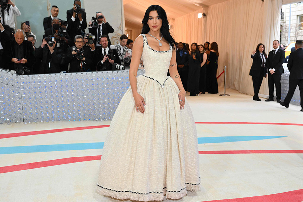 Penyanyi Dua Lipa mengenakan gaun pengantin Chanel berwarna krem dari tahun 1990-an, beraksen dengan jahitan hitam dan dilengkapi dengan kalung berlian Tiffany yang menakjubkan, katanya diambil dari lemari besi toko perhiasan.