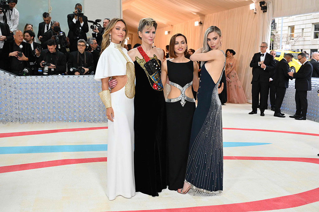 Aktris Olivia Wilde membuka arsip lain, mengenakan gaun biola Chloe yang dirancang oleh Lagerfeld pada 1980-an.