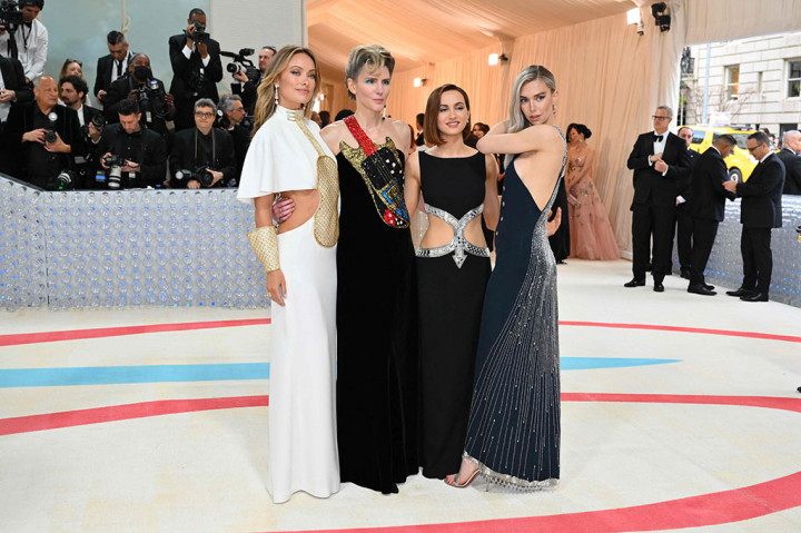 Aktris Olivia Wilde membuka arsip lain, mengenakan gaun biola Chloe yang dirancang oleh Lagerfeld pada 1980-an.
