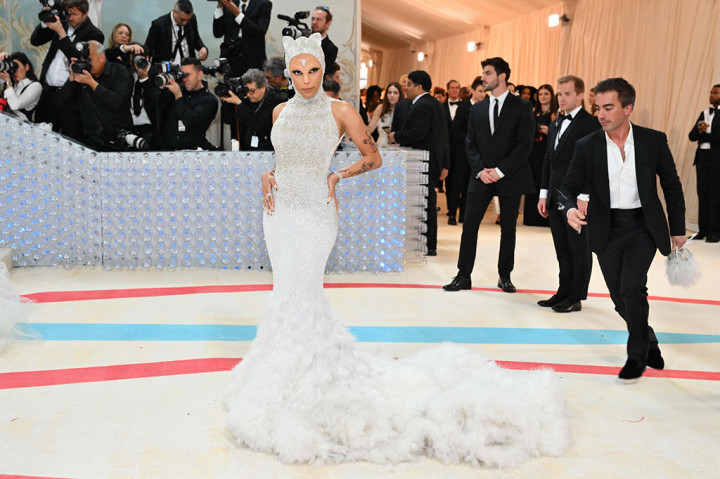 Dan dua tamu muncul sebagai Choupette kucing kesayangan Lagerfeld -- penyanyi Doja Cat dengan riasan lengkap