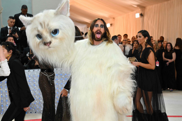 Sementara aktor Jared Leto dengan kostum berbulu penuh.