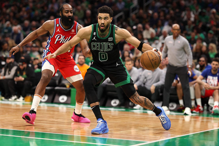 Jayson Tatum menjadi pencetak skor tertinggi untuk Celtics dengan 39 poin dan 11 rebound, Jaylen Brown 23 poin, Malcolm Brogdon 20 poin, Marcus Smart 12 poin, dan Al Horford 11 poin.
