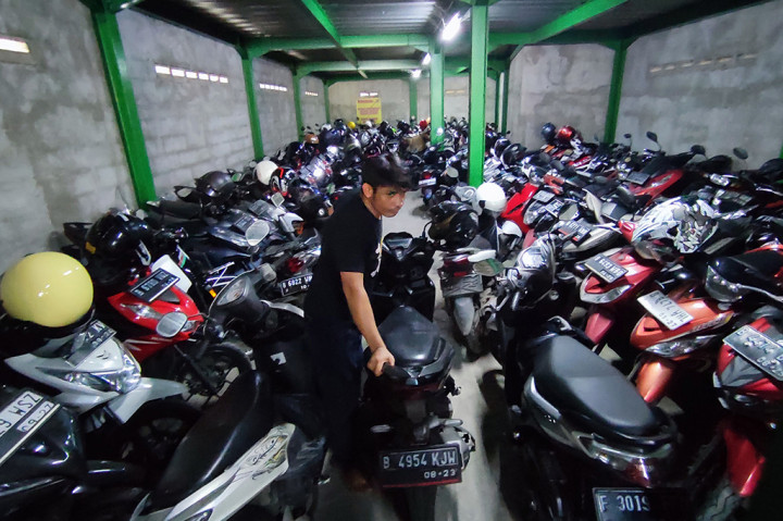 Hari pertama masuk sekolah dan waktu kerja yang kembali normal setelah cuti bersama dan lebaran usai, membuat aktivitas kota Jakarta kembali berdenyut, Selasa, 2 Mei 2023.