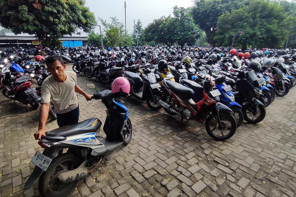 Di beberapa titik parkir, seperti di area parkir mandiri di kawasan Sudimara, Tangerang Selatan mulai dipenuhi kendaraan roda dua milik pengguna kereta komuter yang dititipkan.
