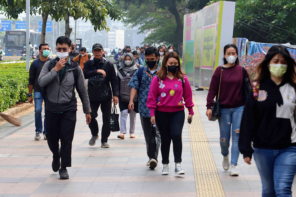 Banyaknya pengguna kereta komuter membuat kepadatan antrean penumpang terlihat saat keluar gerbang tap out di Stasiun Palmerah, Jakarta. Tidak hanya di kereta komuter, kepadatan penumpang juga terlihat di bus TransJakarta.