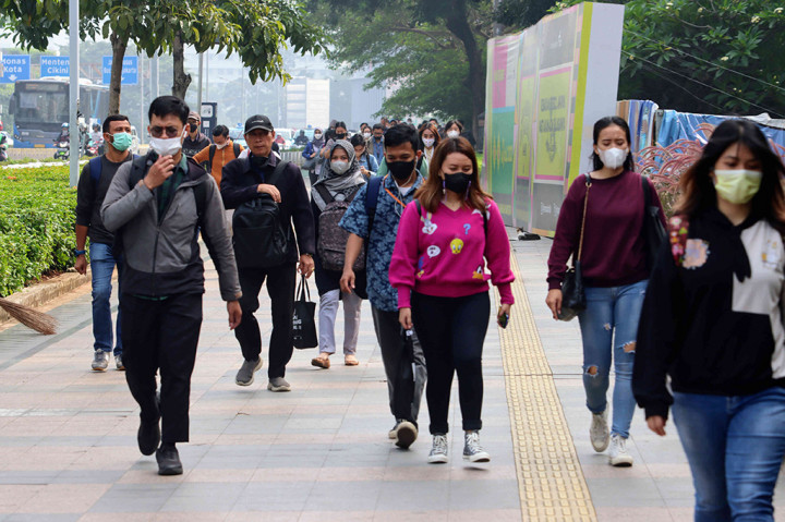 Banyaknya pengguna kereta komuter membuat kepadatan antrean penumpang terlihat saat keluar gerbang tap out di Stasiun Palmerah, Jakarta. Tidak hanya di kereta komuter, kepadatan penumpang juga terlihat di bus TransJakarta.