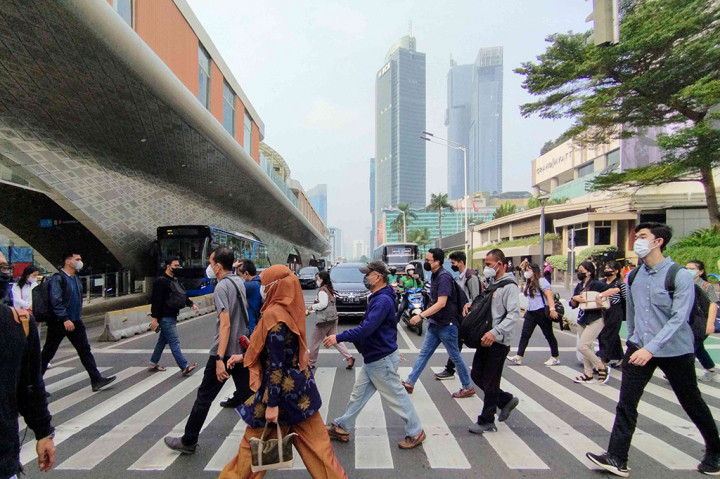 Di kawasan Sudirman-Thamrin, aktivitas pekerja kantoran juga terlihat kembali normal. Sementara ruas jalan yang berapa hari terakhir sempat lengang, kini kembali terlihat macet panjang.