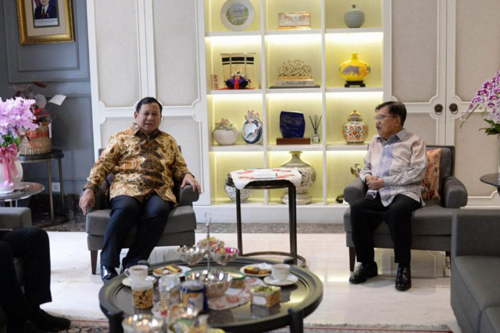 Wakil Presiden ke-10 dan ke-12 RI Jusuf Kalla menerima kunjungan silaturahmi Ketua Umum Partai Gerindra Prabowo Subianto di kediamannya di Jalan Brawijaya Raya, Kebayoran Baru, Jakarta Selatan, Selasa, 2 Mei 2023. Kepada awak media, baik JK maupun Prabowo menyatakan pertemuan mereka ini hanya sebatas nostalgia saja.