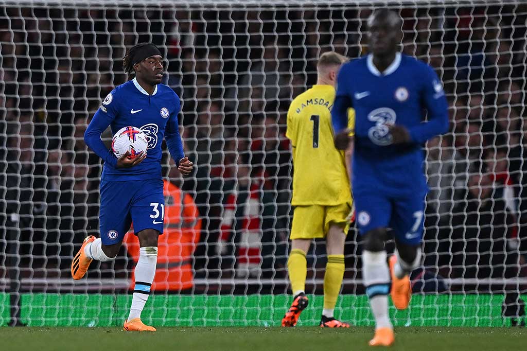 Chelsea akhirnya memperkecil kedudukan menjadi 1-3 pada menit ke-64 ketika Noni Madueke lepas dari kawalan Oleksandr Zinchenko dan memberikan umpan tarik ke tiang jauh yang disambut Madueke langsung dengan menjebol gawang Ramsdale.