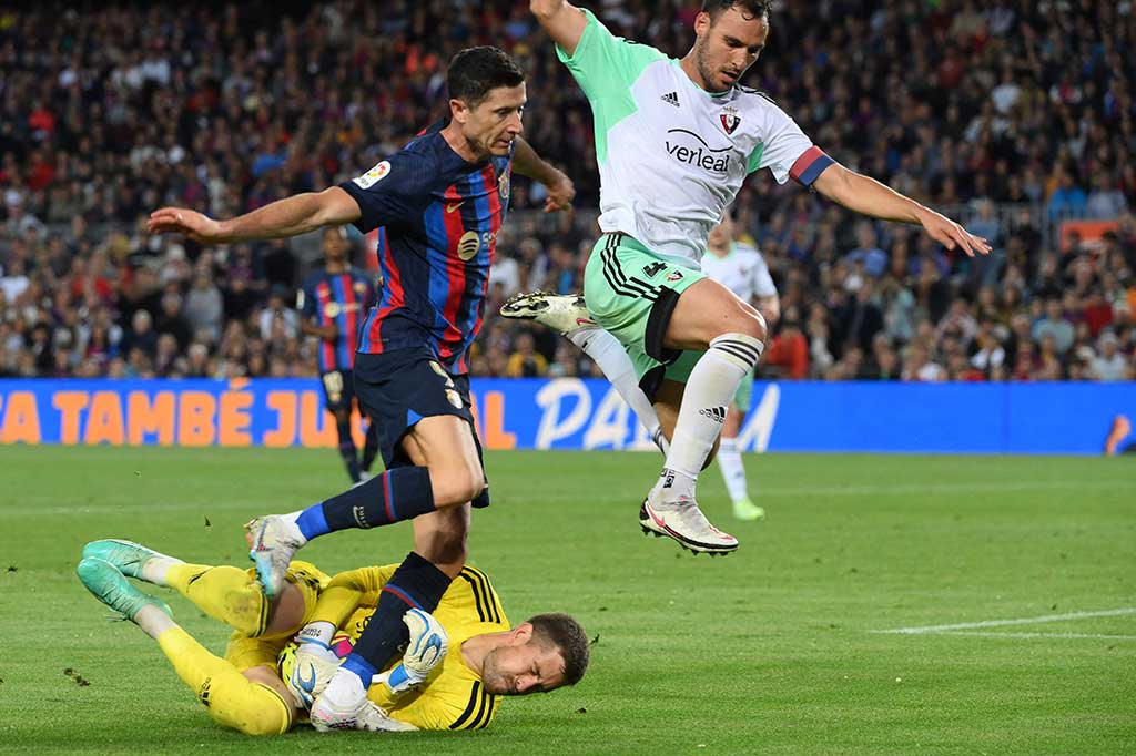 Pertandingan berlangsung sengit selama 20 menit pertama. Barcelona mendominasi penguasaan bola, tetapi mereka kesulitan membongkar pertahanan Osasuna.