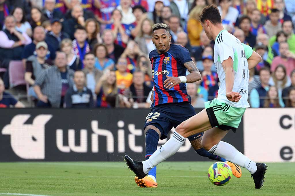 Semenit kemudian, Osasuna harus bermain dengan 10 orang setelah Jorge Herrando mendapat kartu merah langsung dari wasit usai menarik Pedri.