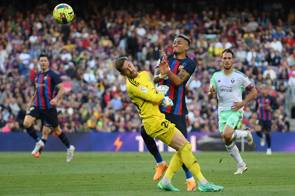 Meski unggul jumlah pemain, Barcelona gagal mencetak gol hingga babak pertama berakhir. Skor tetap 0-0.