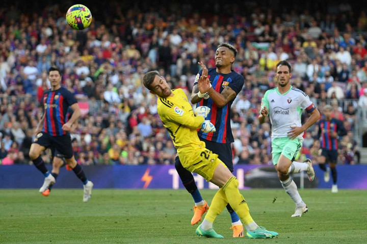 Meski unggul jumlah pemain, Barcelona gagal mencetak gol hingga babak pertama berakhir. Skor tetap 0-0.