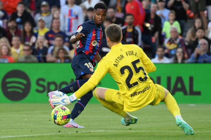 Barcelona melanjutkan dominasi permainan mereka di babak kedua dan beberapa kali menembus lini pertahanan Osasuna lewat sayap. Namun, serangan bertubi-tubi Barcelona masih belum bisa menaklukkan Aitor Fernandez.
