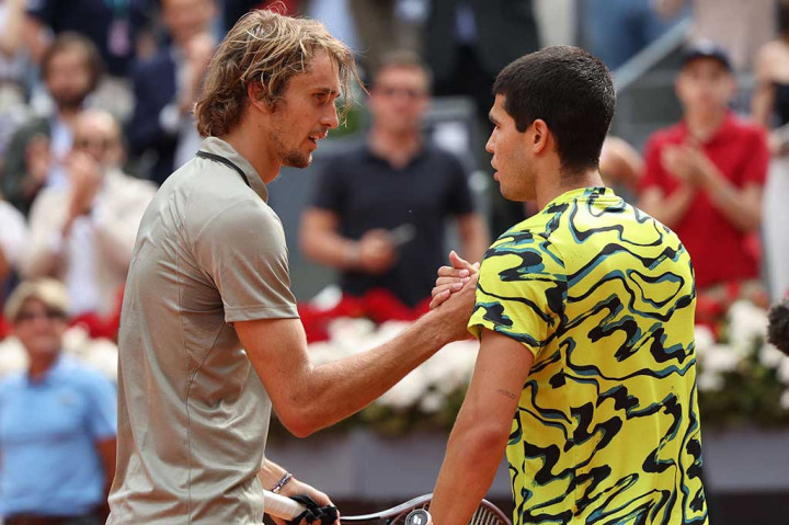 Petenis nomor dua dunia Carlos Alcaraz mengalahkan Alexander Zverev 6-1, 6-2 untuk mencapai perempat final Madrid Open, Selasa, 2 Mei 2023 waktu setempat.