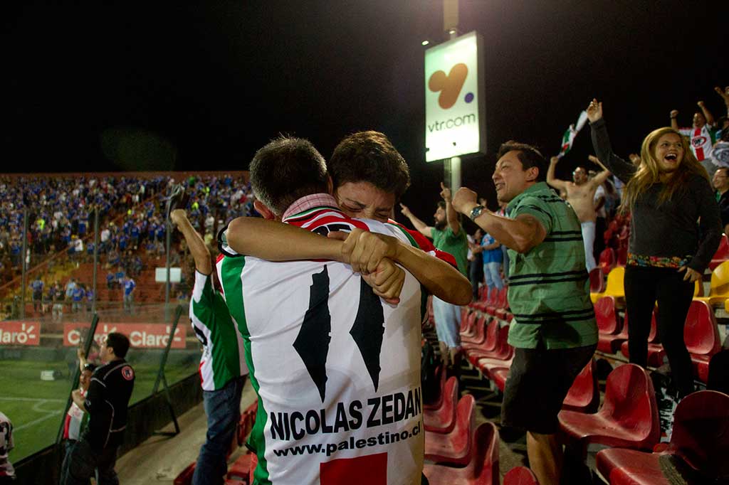 Lengan kiri jersey tim menampilkan peta Palestina -- seperti yang terlihat sebelum pembentukan negara Israel tepat 75 tahun lalu.