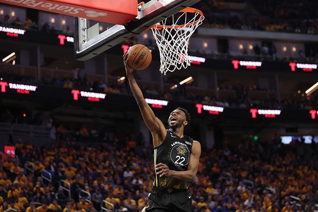 Namun ketika Warriors tampaknya sedang membangun momentum yang tak terbendung, Lakers berkumpul kembali untuk meraih kemenangan.