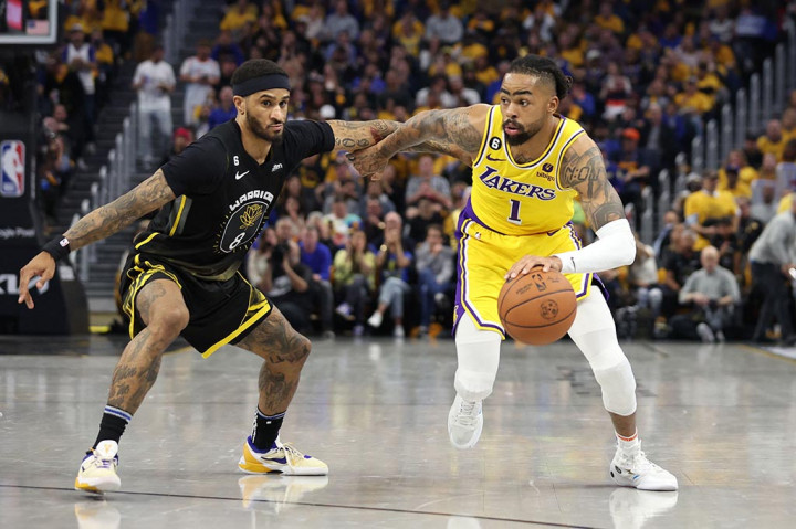 Lakers tampaknya akan meraih kemenangan setelah membuka keunggulan 14 poin dengan waktu tersisa kurang dari enam menit pada kuarter keempat setelah penampilan pertahanan yang klinis di Chase Center San Francisco.