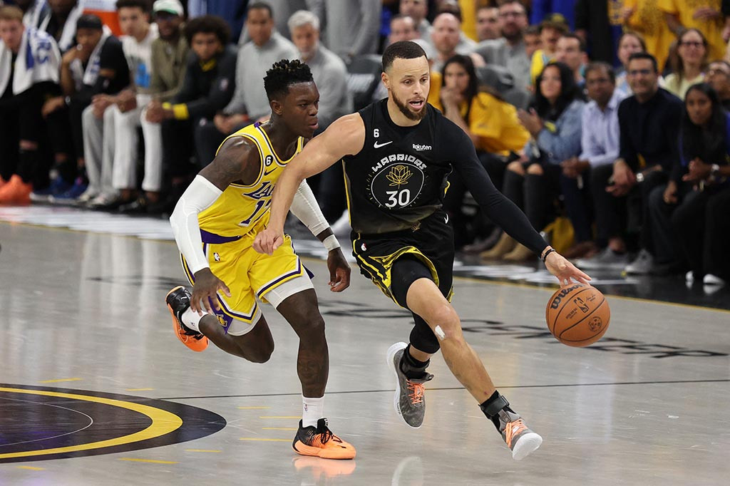 Namun Warriors bangkit kembali dengan rentetan lemparan tiga angka dan Stephen Curry menyamakan skor menjadi 112-112 untuk melengkapi laju Golden State 14-0 dengan waktu tersisa 1 menit 38 detik.