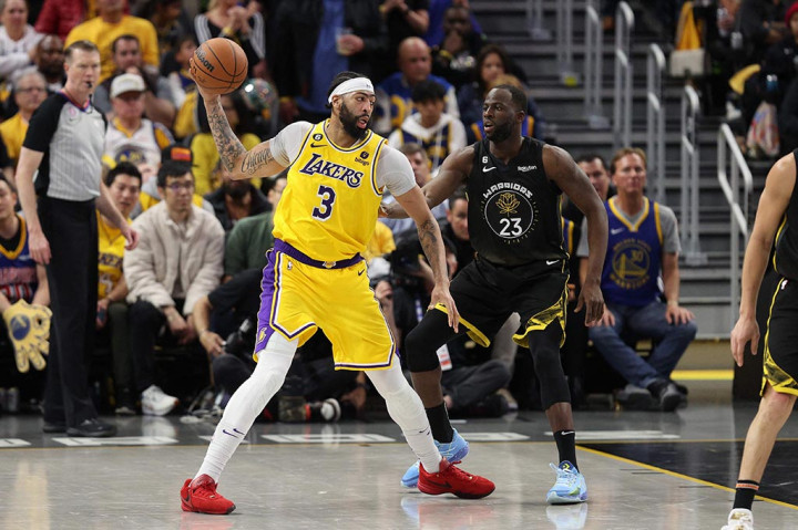 Anthony Davis memimpin kelas defensif saat Los Angeles Lakers mengalahkan Golden State Warriors 117-112 di jalan untuk memimpin 1-0 dalam seri playoff Wilayah Barat NBA mereka pada hari Selasa, 2 Mei 2023.