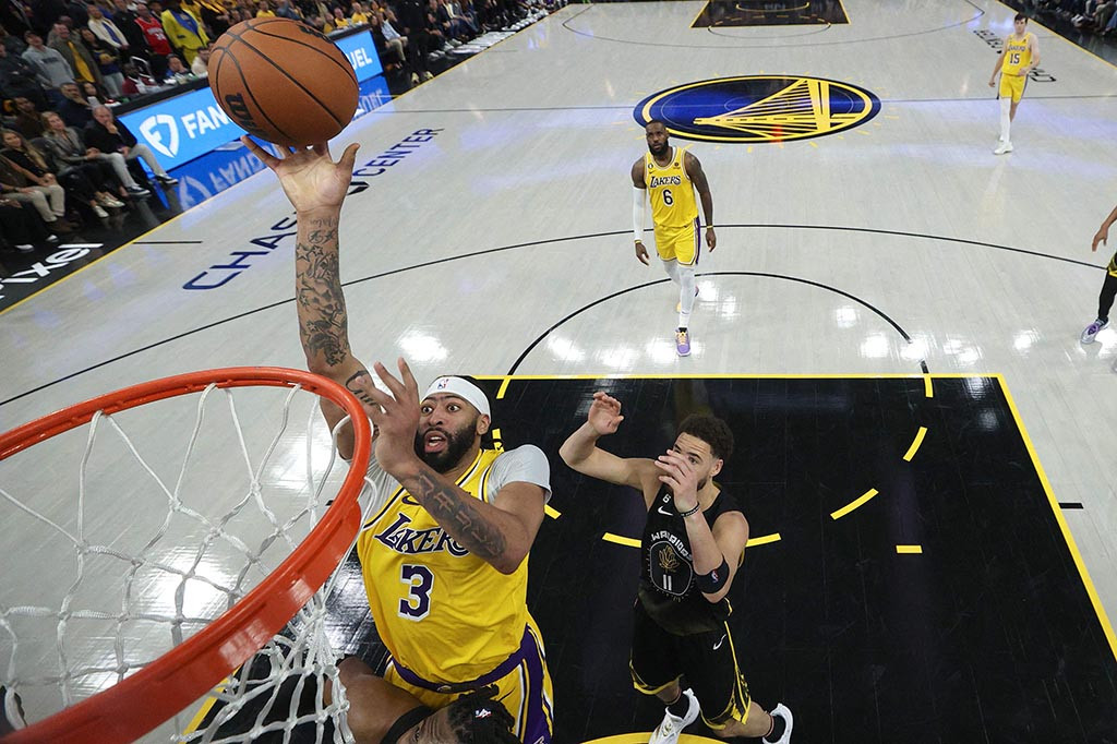 Davis menyelesaikan pertandingan dengan 30 poin, 23 rebound, lima assist, dan empat blok sementara James memasukkan 22 poin, 11 rebound, empat assist, dan tiga blok.