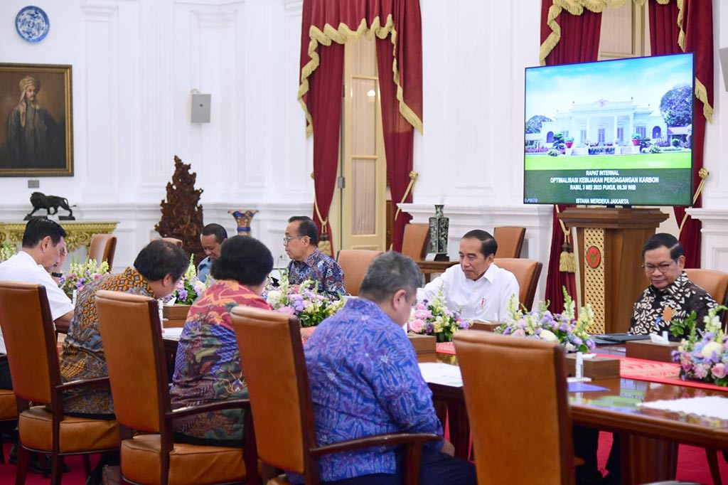 Presiden Joko Widodo memimpin rapat bersama sejumlah jajarannya di Istana Merdeka, Jakarta, pada Rabu, 3 Mei 2023, untuk membahas optimalisasi kebijakan perdagangan karbon. Dalam rapat tersebut, salah satu poin yang dibahas adalah mengenai mekanisme pasar karbon di Indonesia.