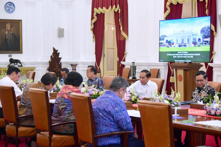 Presiden Joko Widodo memimpin rapat bersama sejumlah jajarannya di Istana Merdeka, Jakarta, pada Rabu, 3 Mei 2023, untuk membahas optimalisasi kebijakan perdagangan karbon. Dalam rapat tersebut, salah satu poin yang dibahas adalah mengenai mekanisme pasar karbon di Indonesia.