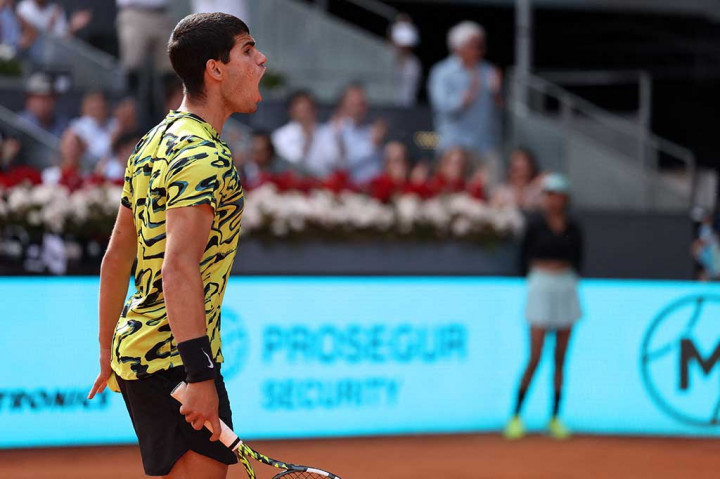 Juara bertahan dan peringkat dua dunia Carlos Alcaraz melakukan selebrasi setelah mencapai semifinal Madrid Open 2023, Rabu, 3 Mei 2023 waktu setempat.
