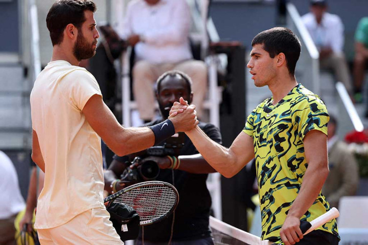 Unggulan teratas, yang akan berulang tahun ke-20 pada Jumat, 5 Mei, itu bangkit dari ketinggalan 4-1 dan 5-2 pada set kedua untuk meraih kemenangan atas Karen Khachanov dalam waktu satu jam 52 menit. Alcaraz menang 6-4, 7-5.