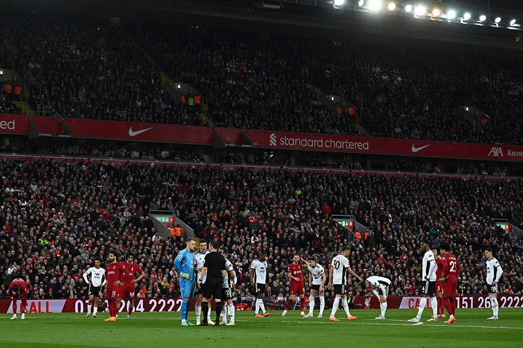 Liverpool mendapat hadiah tendangan penalti pada menit ke-38 setelah Issa Diop melanggar Darwin Nunez. Para pemain Fulham sempat protes, namun wasit tetap bergeming atas keputusannya tersebut.