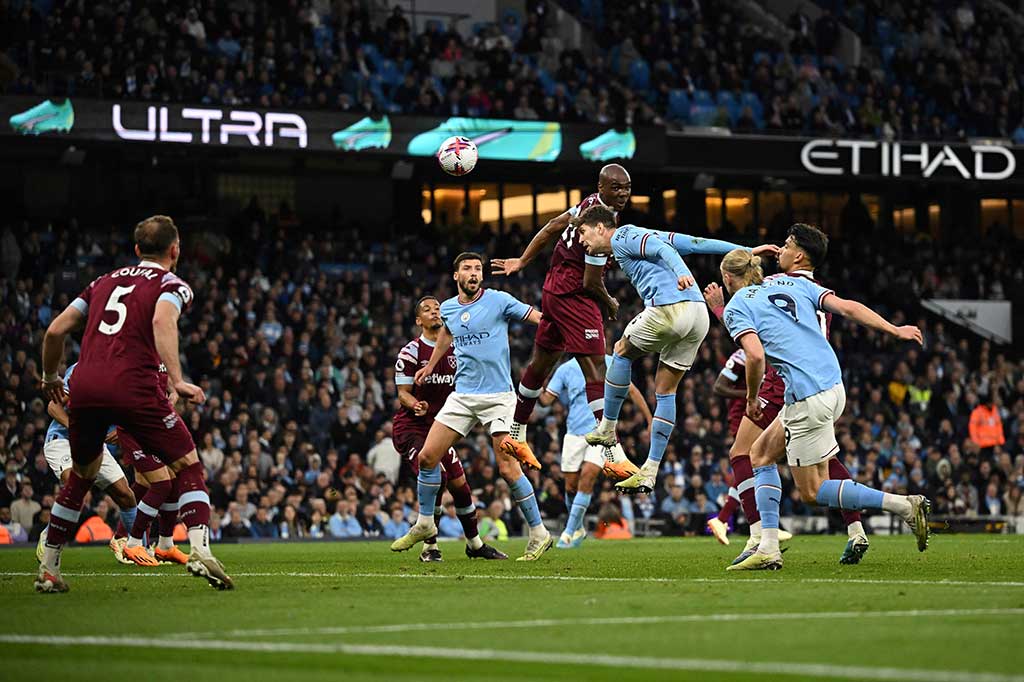 City langsung tancap gas sejak pertandingan dimulai dan membuat pertahanan West Ham kewalahan. Namun tidak ada gol yang tercipta di babak pertama. Skor imbang tanpa gol.